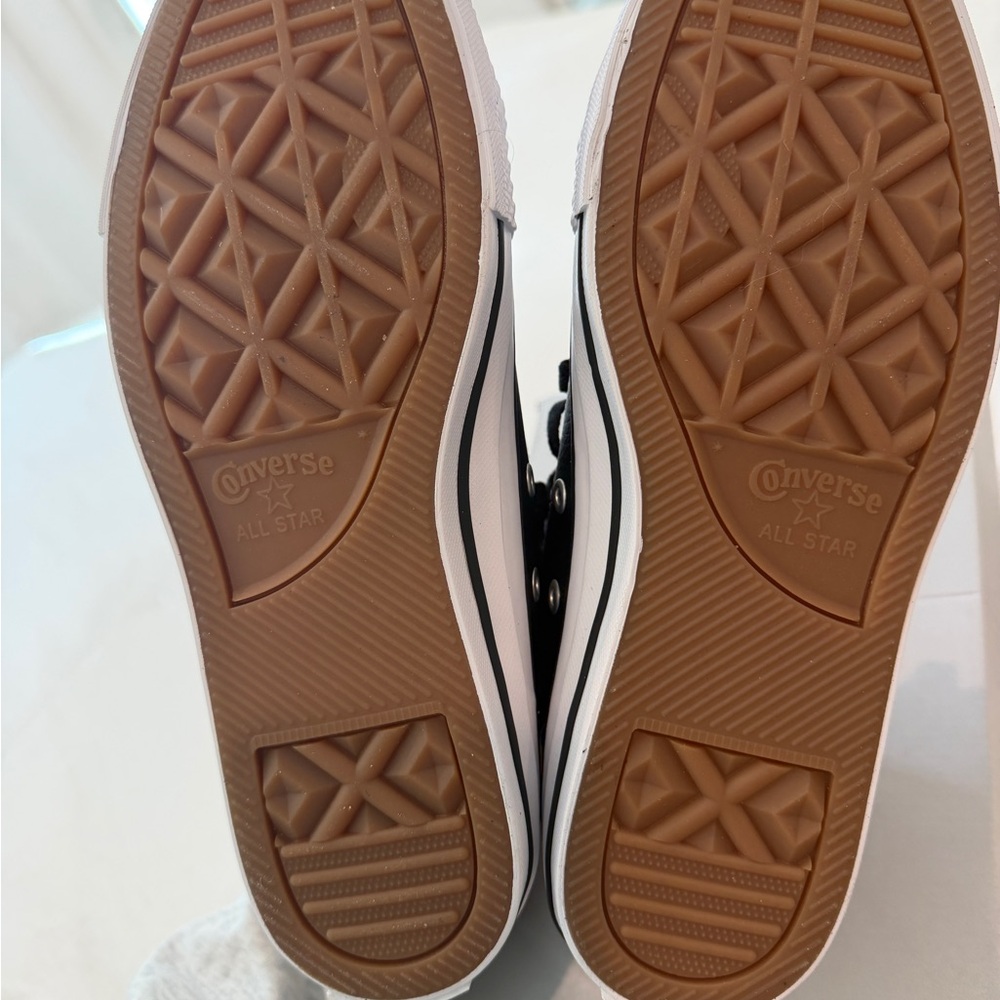 Converse Chuck Taylor (Leather) - NWT - Picture 3 of 4